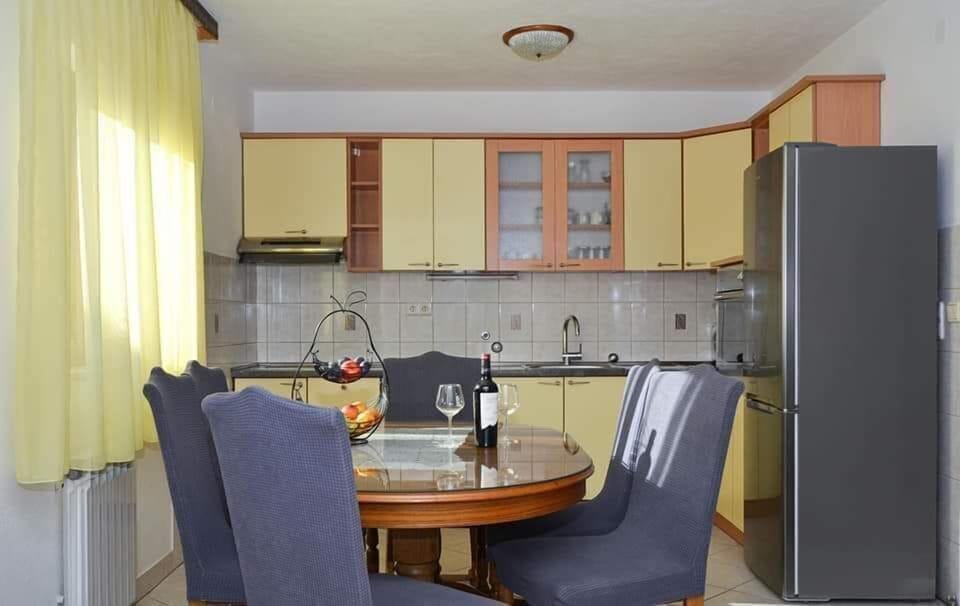 House | Private kitchen | Fridge, microwave, oven, stovetop