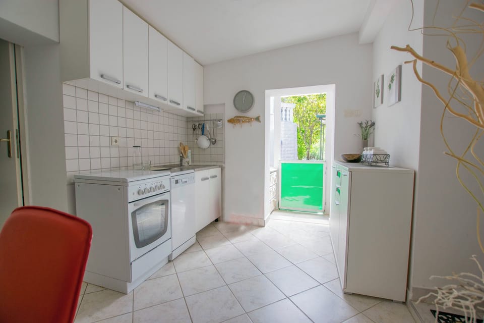 House | Private kitchen | Fridge, oven, stovetop, dishwasher