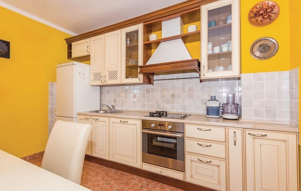 House | Private kitchen | Fridge, microwave, oven, stovetop