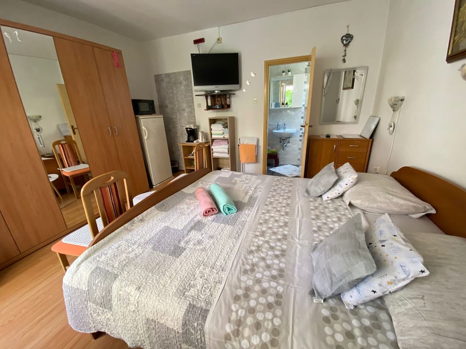 Room (S1) | Free WiFi