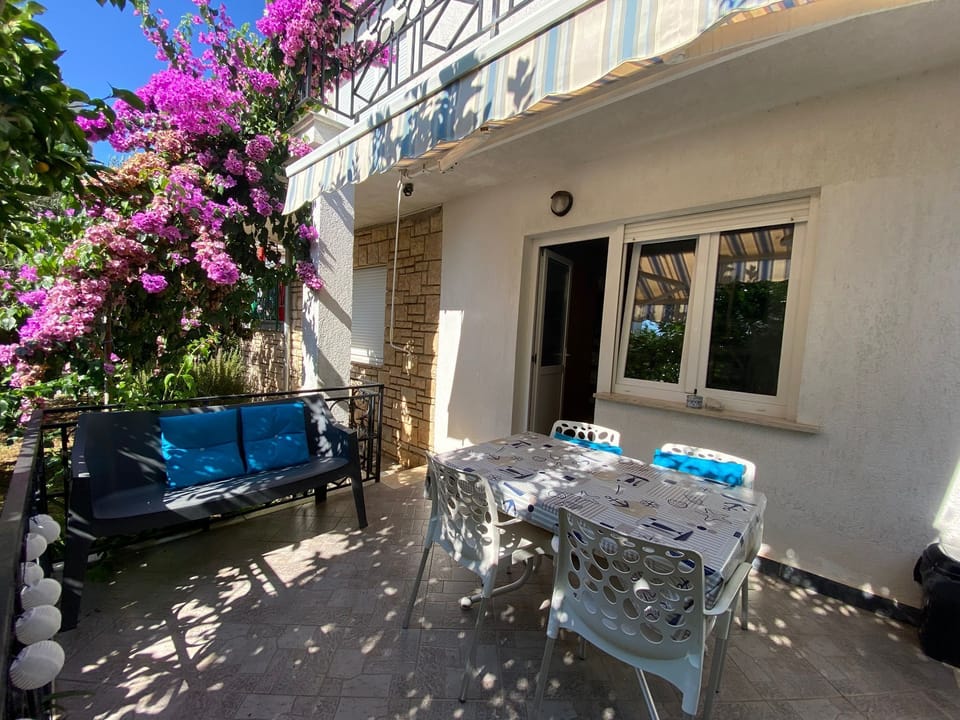 Room (S1) | Terrace/patio