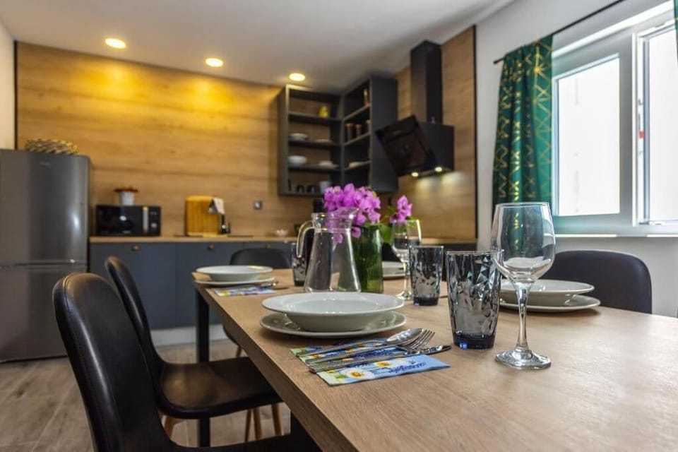 Apartment (A1) | Private kitchen | Fridge, microwave, oven, stovetop