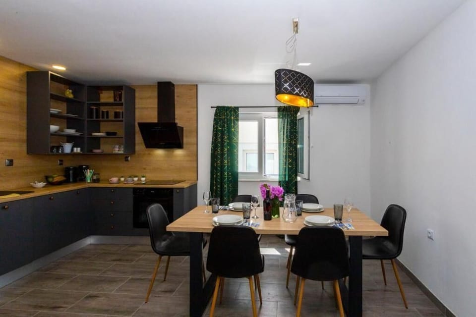 Apartment (A1) | Private kitchen | Fridge, microwave, oven, stovetop