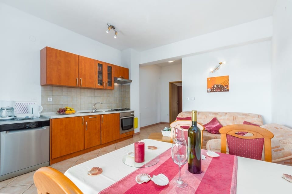 Apartment (A1) | Private kitchen | Fridge, oven, stovetop, dishwasher