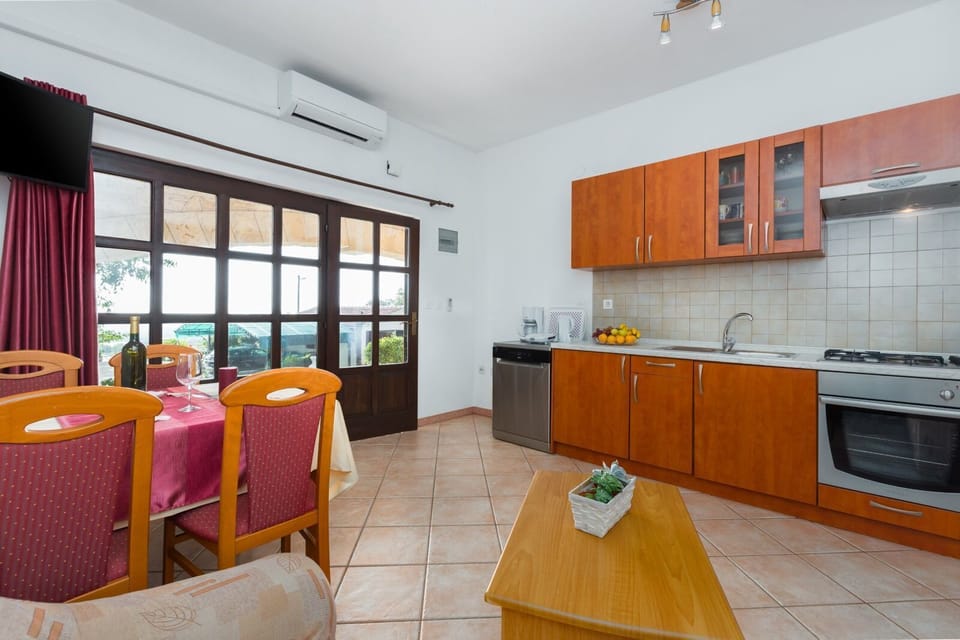 Apartment (A1) | Private kitchen | Fridge, oven, stovetop, dishwasher