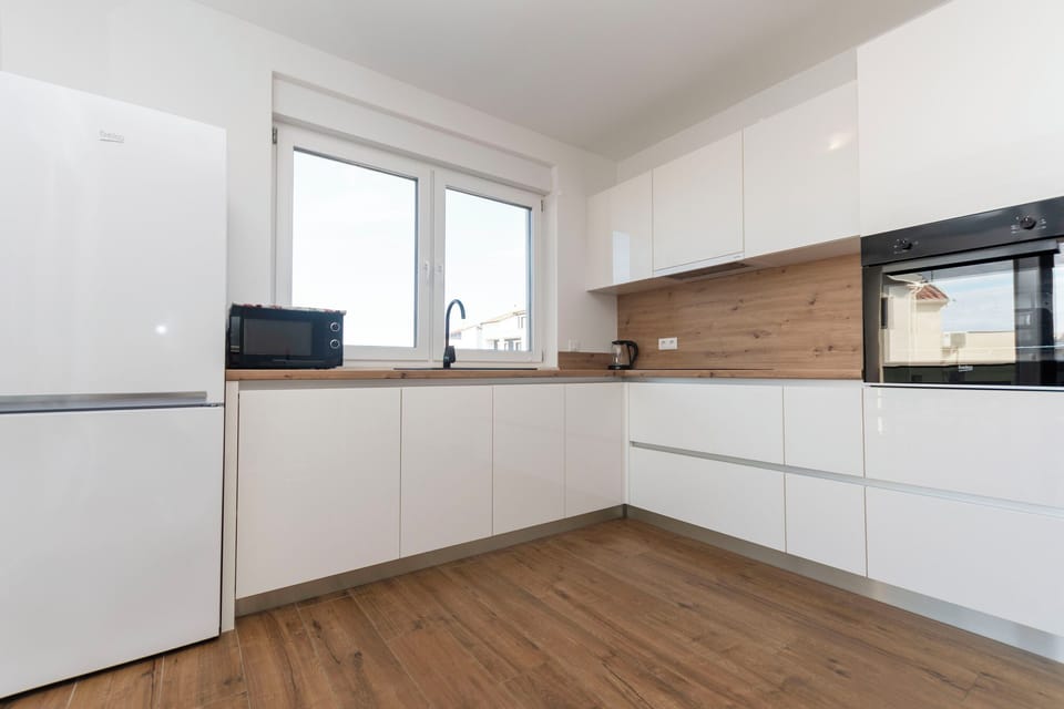 Apartment (A1) | Private kitchen | Fridge, microwave, oven, stovetop