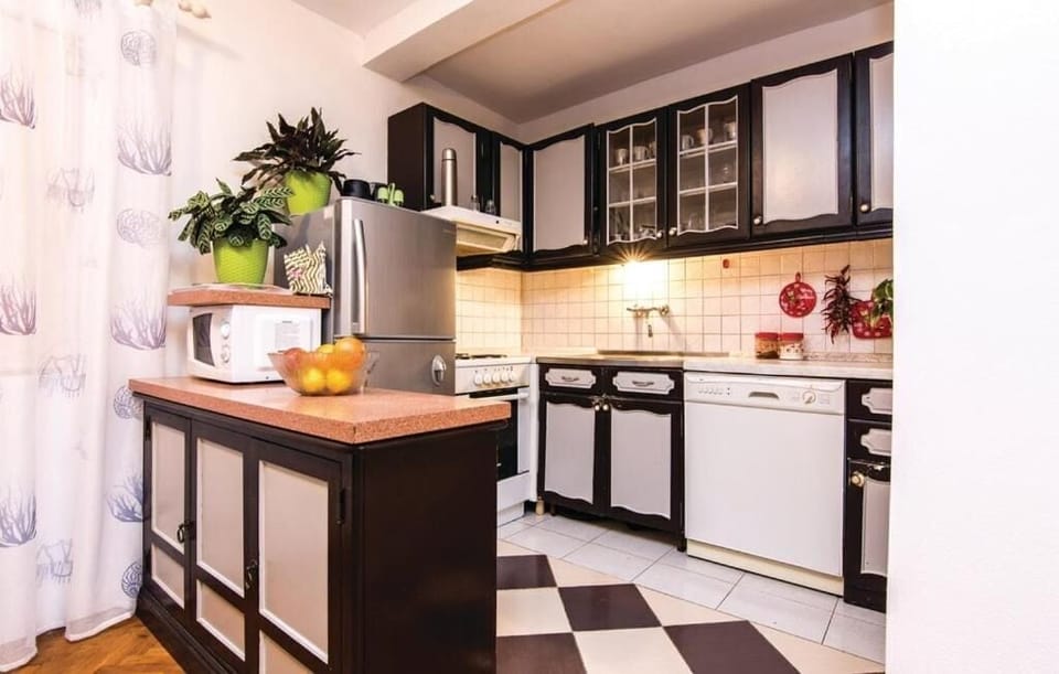 House | Private kitchen | Fridge, microwave, oven, stovetop