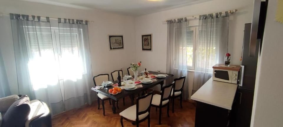 House | Private kitchen | Fridge, microwave, oven, stovetop