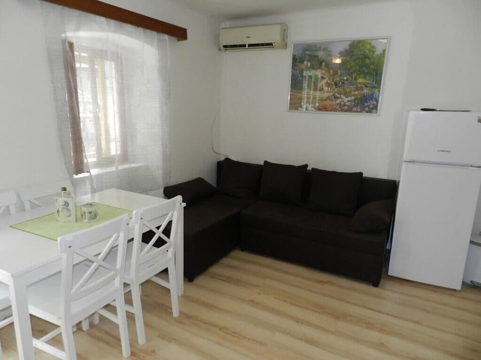 Apartment (A1) | Private kitchen | Fridge, microwave, stovetop, espresso maker