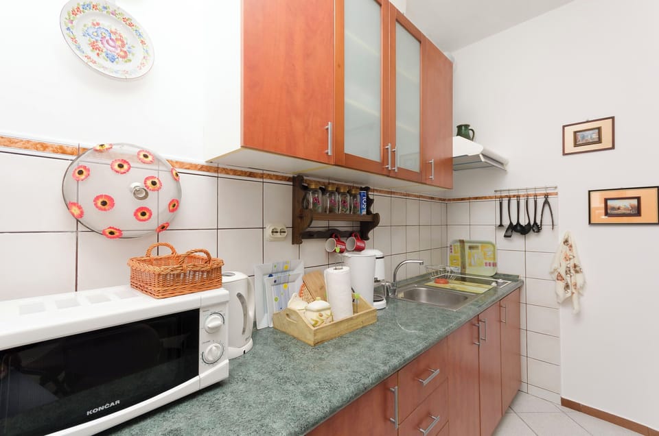 Apartment (A1) | Private kitchen | Fridge, microwave, stovetop, espresso maker