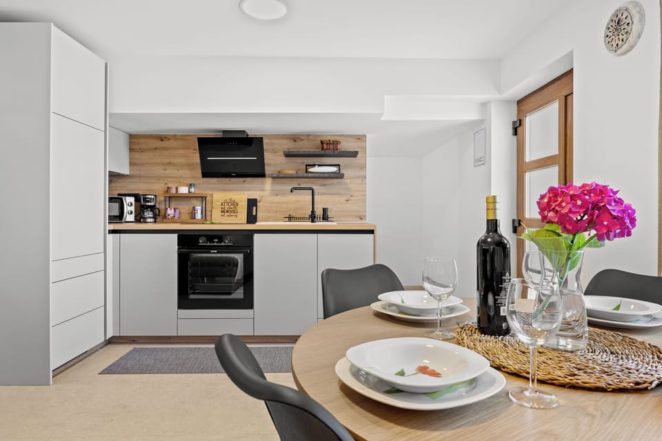 Apartment (A1) | Private kitchen | Fridge, microwave, oven, stovetop