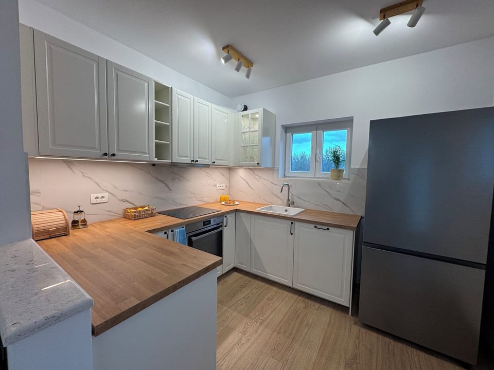 House | Private kitchen | Fridge, microwave, oven, stovetop