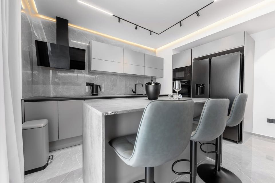 Apartment (A1) | Private kitchen | Fridge, microwave, oven, stovetop