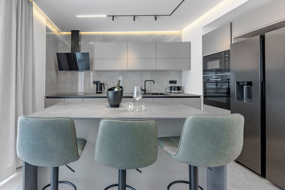 Apartment (A1) | Private kitchen | Fridge, microwave, oven, stovetop