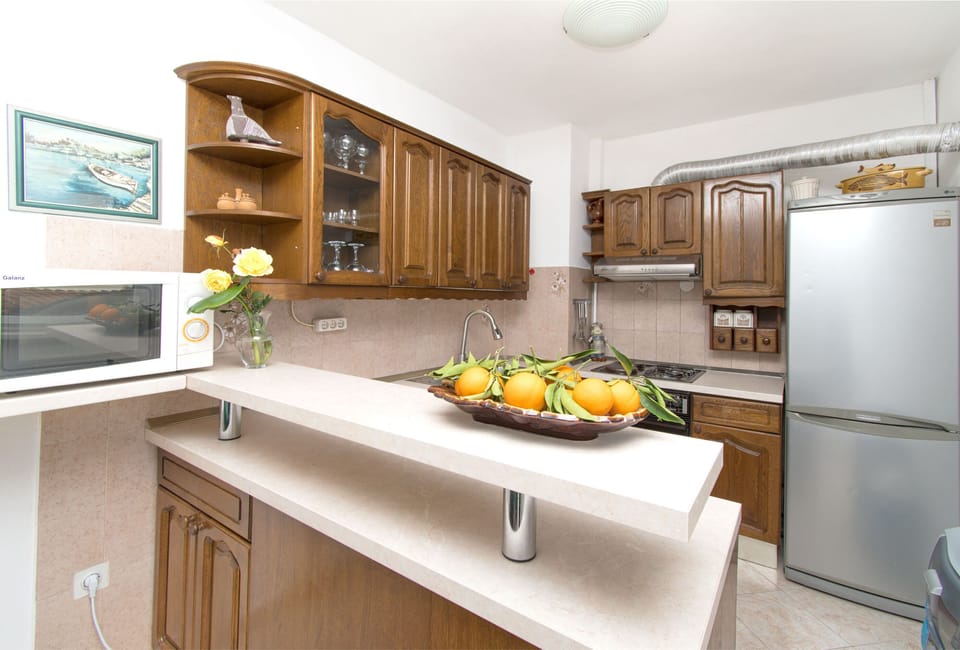 Apartment (A1) | Private kitchen | Fridge, microwave, oven, stovetop