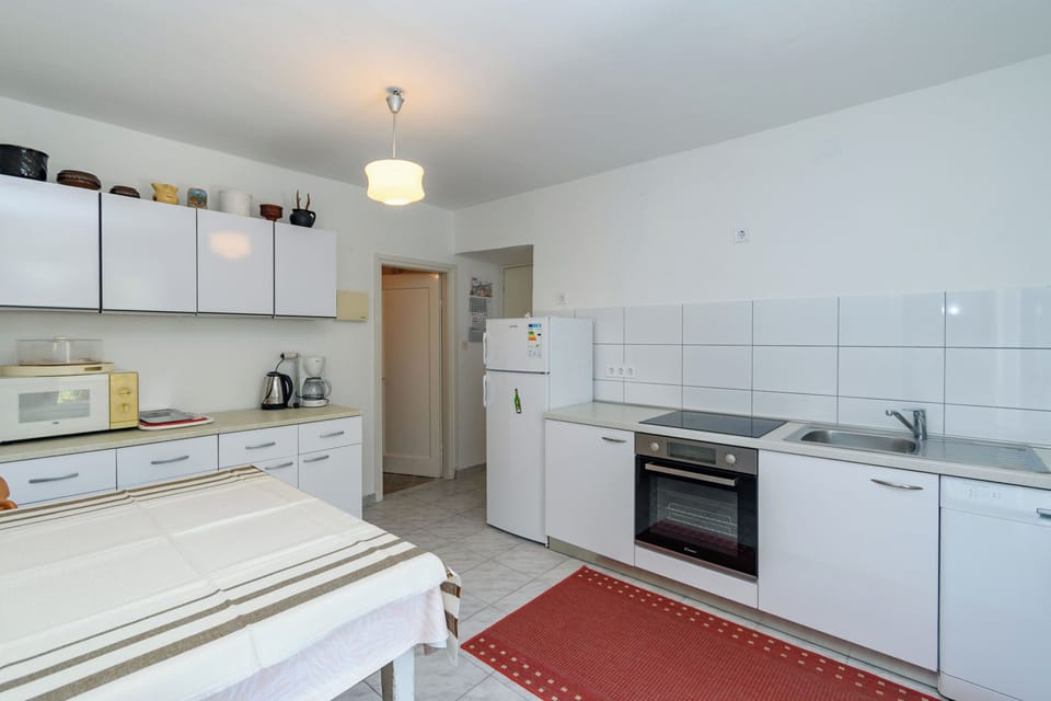 House | Private kitchen | Fridge, microwave, oven, stovetop