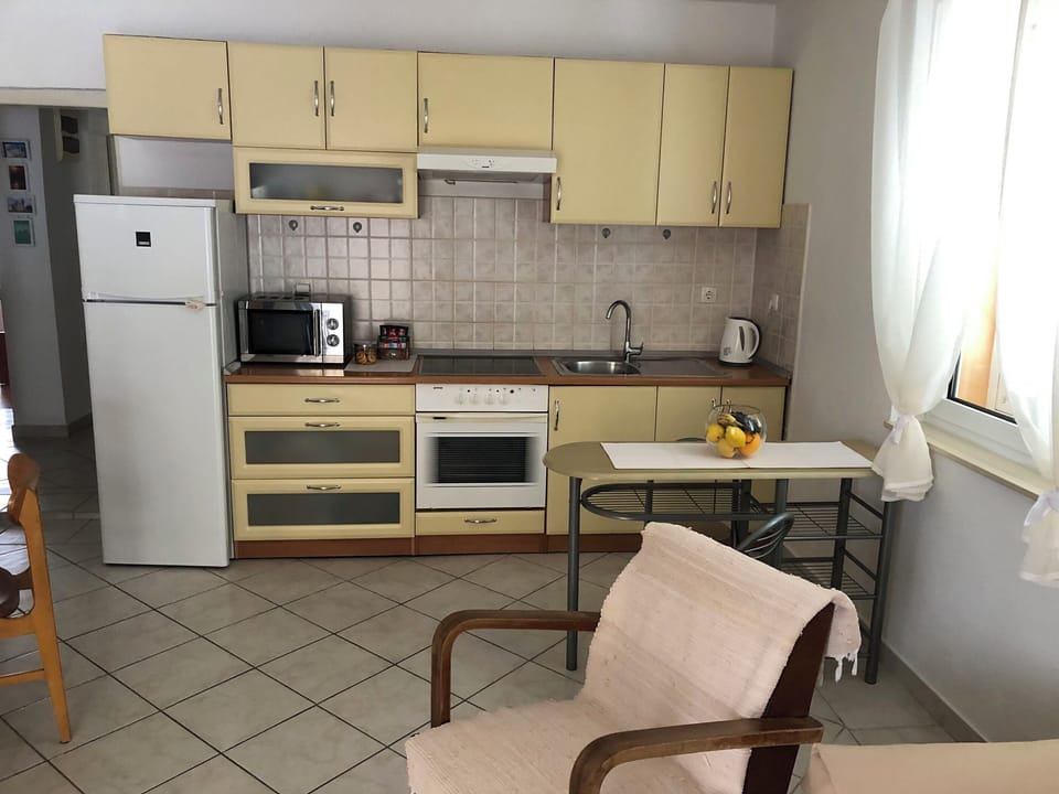 Apartment (A1) | Private kitchen | Fridge, microwave, oven, stovetop