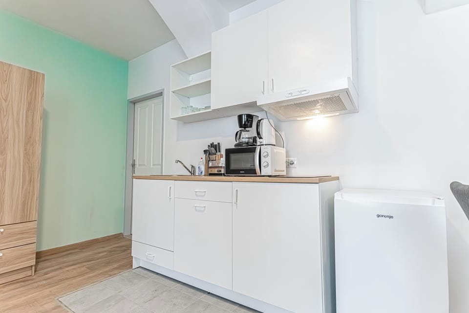 Basic Apartment | Private kitchenette | Mini-fridge, microwave, stovetop, cookware/dishes/utensils