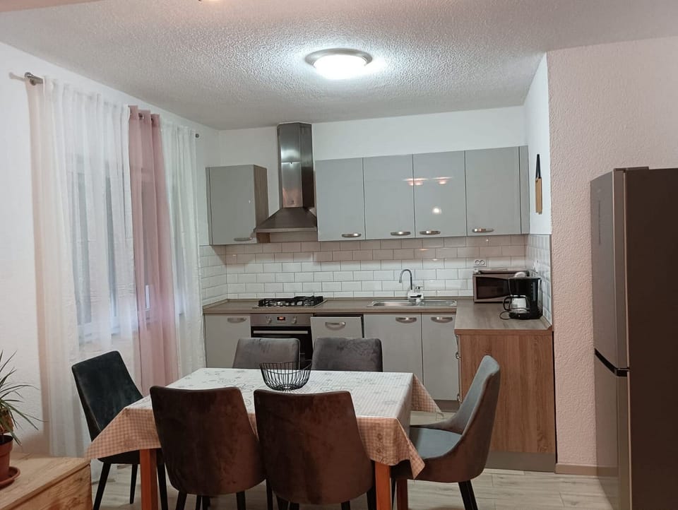House | Private kitchen | Fridge, microwave, oven, stovetop