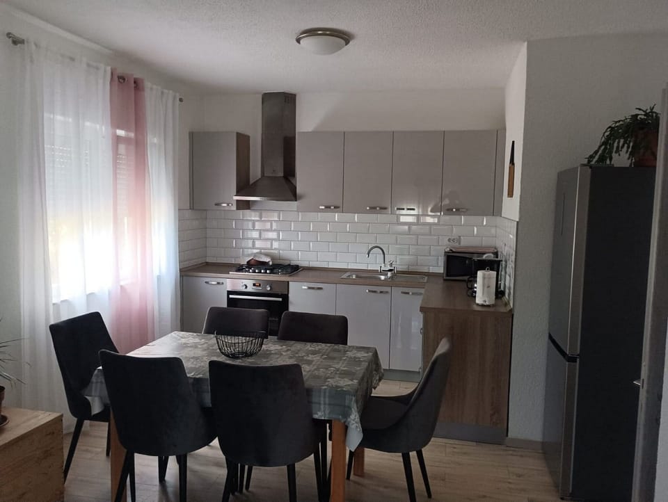 House | Private kitchen | Fridge, microwave, oven, stovetop