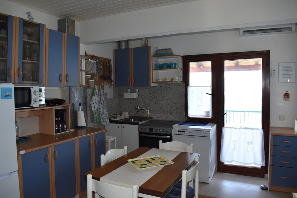 Apartment (A1) | Private kitchen | Fridge, oven, stovetop, dishwasher