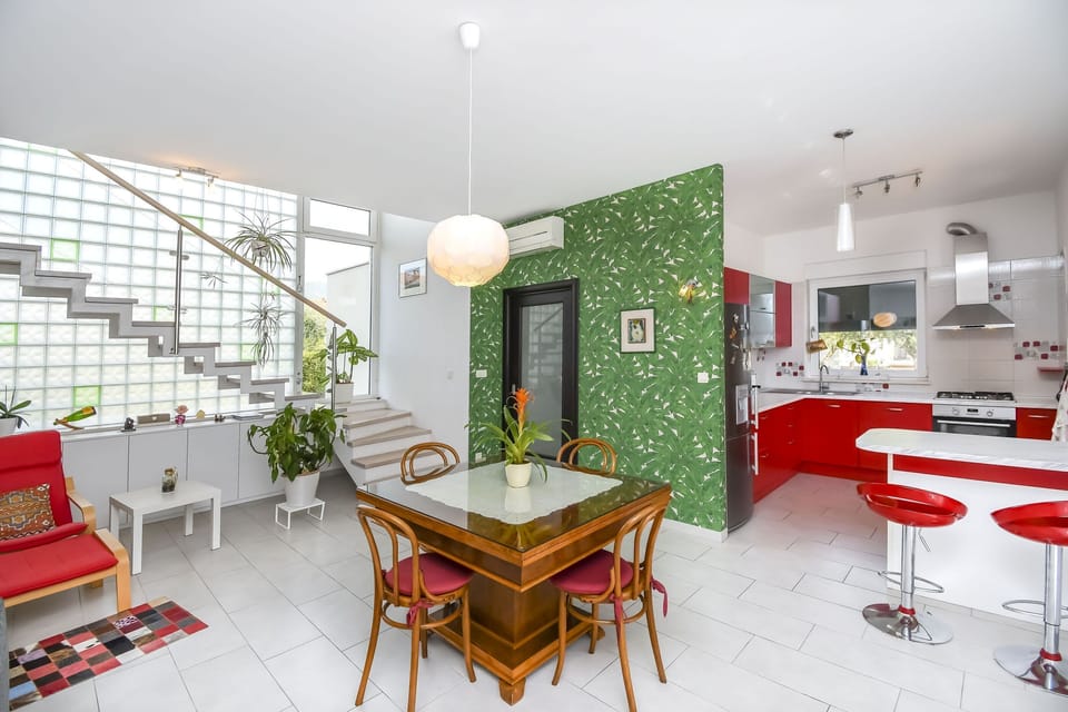 House | Private kitchen | Fridge, microwave, oven, stovetop