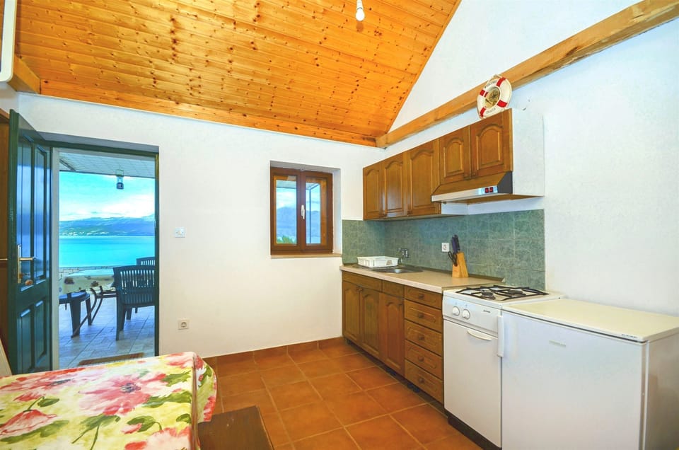 House | Private kitchen | Fridge, stovetop, cookware/dishes/utensils