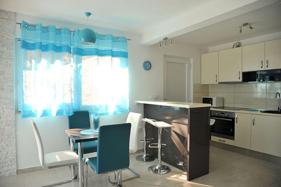 House | Private kitchen | Fridge, microwave, oven, stovetop