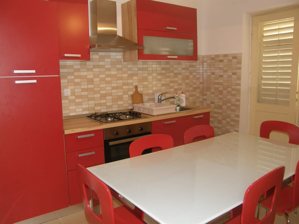 Apartment (A1) | Private kitchen | Fridge, oven, stovetop, electric kettle