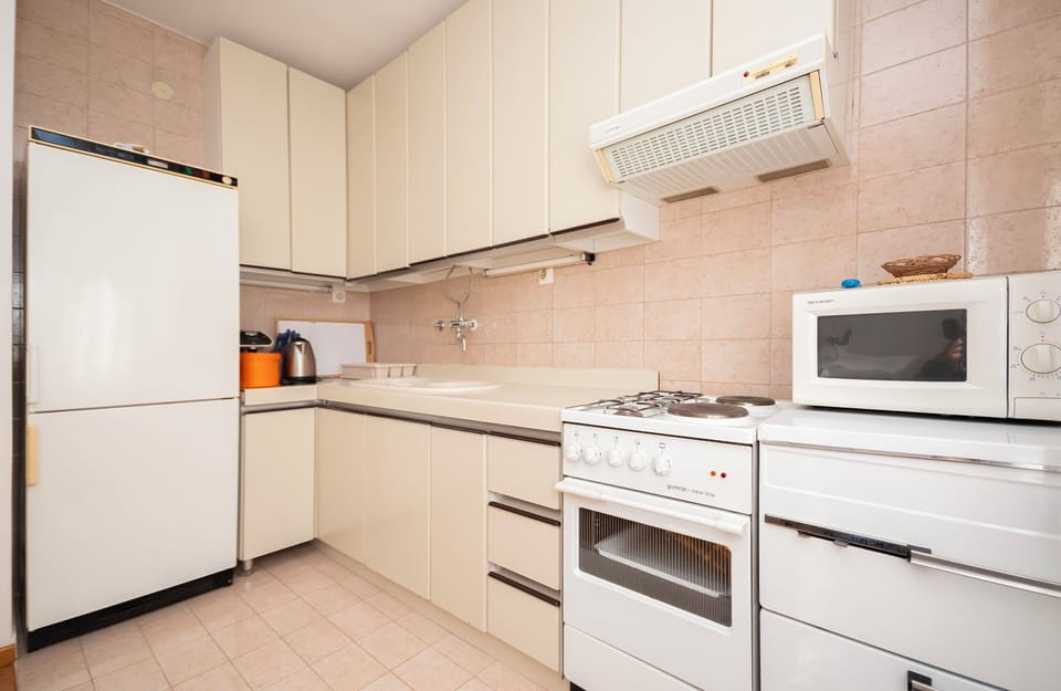 Apartment (A1) | Private kitchen | Fridge, oven, stovetop, cookware/dishes/utensils
