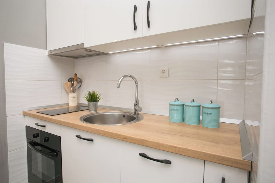 Apartment (A1) | Private kitchen | Fridge, microwave, oven, stovetop