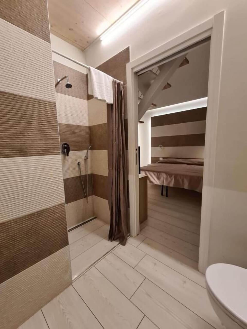 Comfort Double or Twin Room, Courtyard View (2) | Bathroom | Shower, hair dryer, bidet, towels