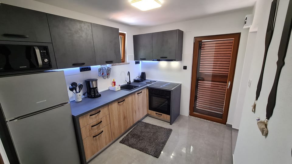 House | Private kitchen | Fridge, microwave, oven, stovetop