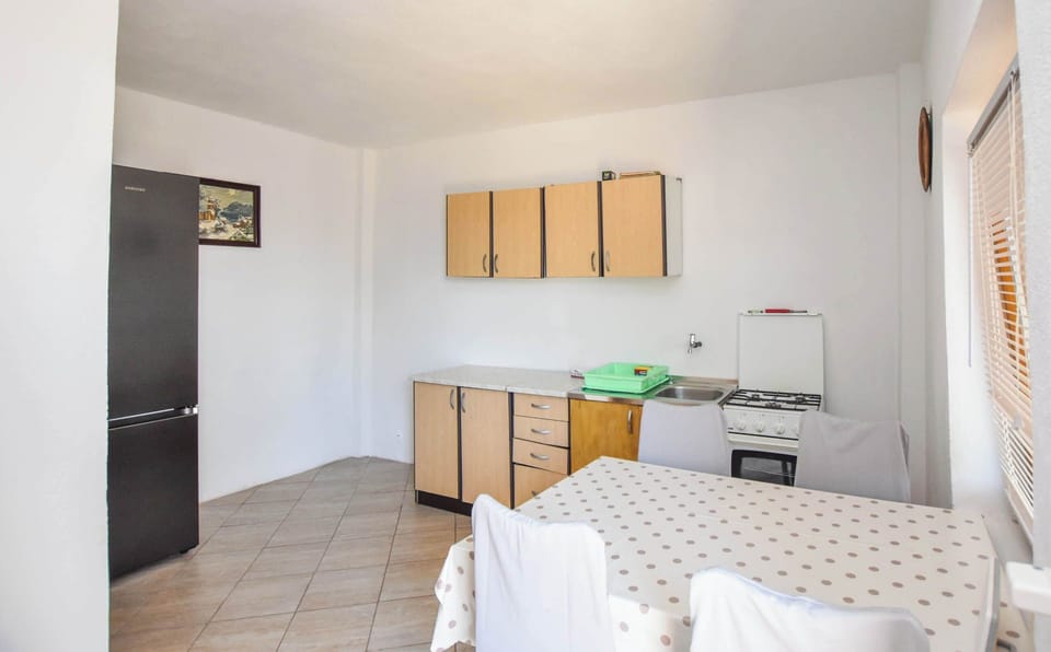 House | Private kitchen | Fridge, oven, stovetop, cookware/dishes/utensils