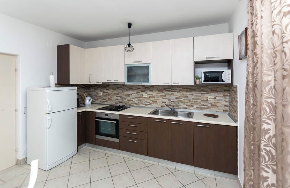 House | Private kitchen | Fridge, microwave, oven, stovetop
