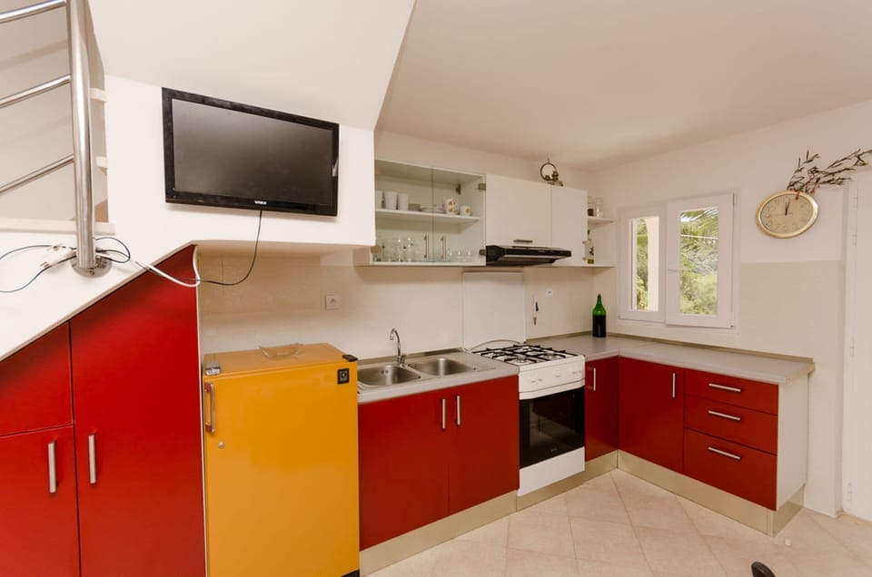 House | Private kitchen | Fridge, oven, stovetop, cookware/dishes/utensils