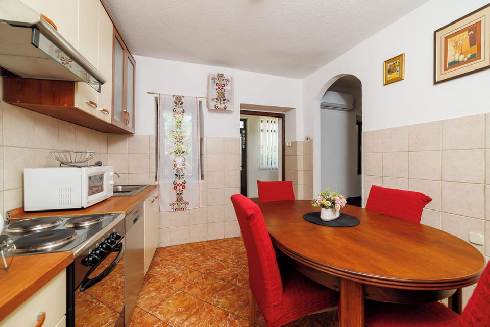 Apartment (A1) | Private kitchen | Fridge, microwave, oven, stovetop