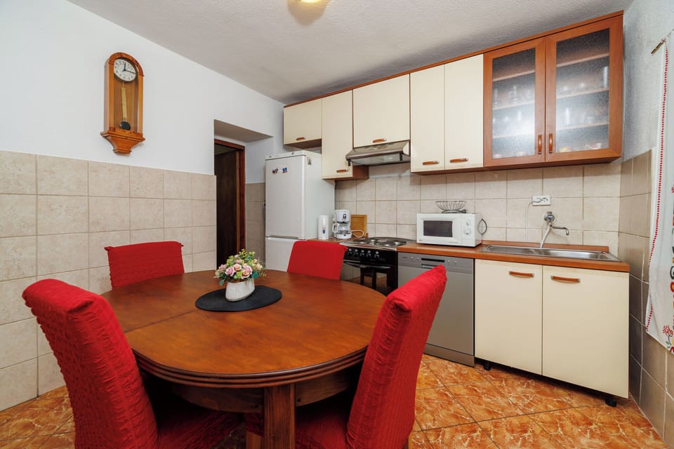 Apartment (A1) | Private kitchen | Fridge, microwave, oven, stovetop