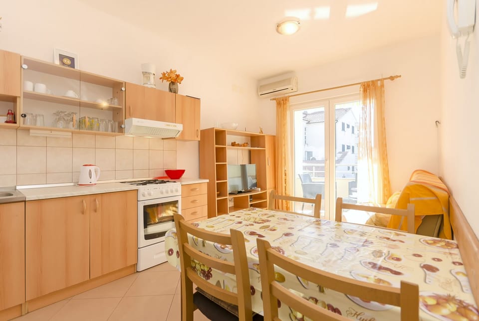 Apartment (A1) | Private kitchen | Fridge, oven, stovetop, espresso maker