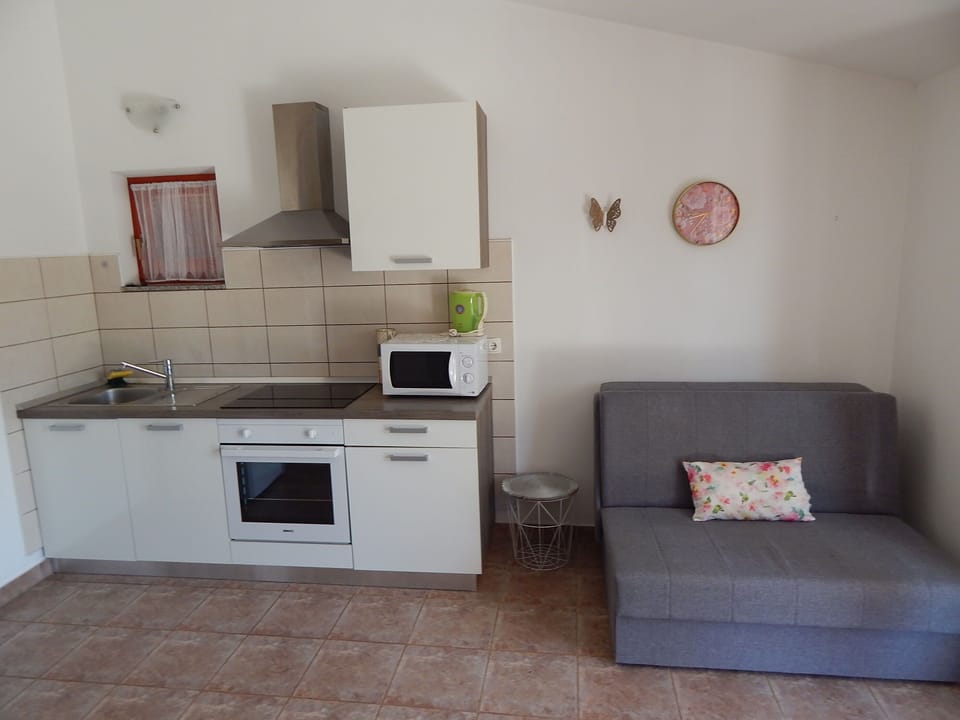 Apartment (A1) | Private kitchen | Espresso maker, fridge, oven, stovetop