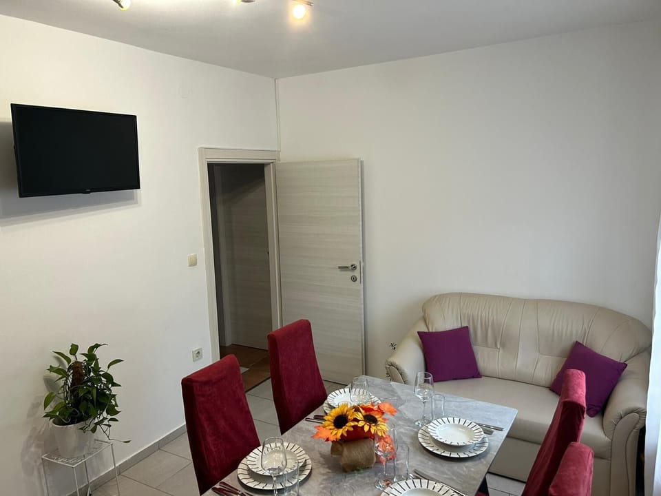 Apartment (A1) | Dining