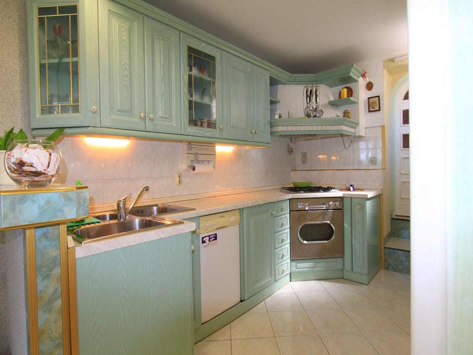 Apartment (A1) | Private kitchen | Fridge, microwave, oven, stovetop
