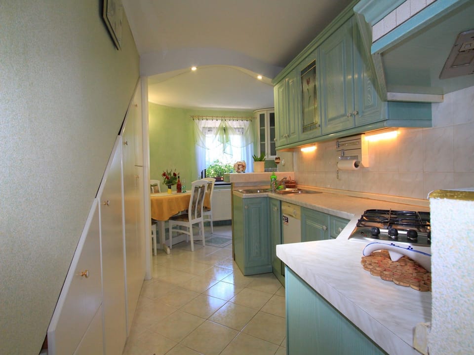 Apartment (A1) | Private kitchen | Fridge, microwave, oven, stovetop