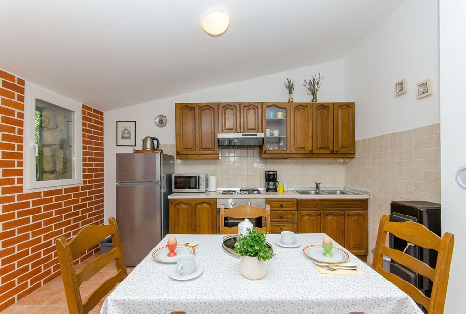 House | Private kitchen | Fridge, microwave, oven, stovetop