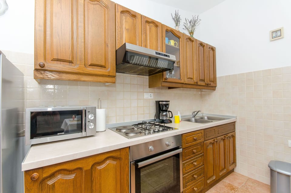 House | Private kitchen | Fridge, microwave, oven, stovetop