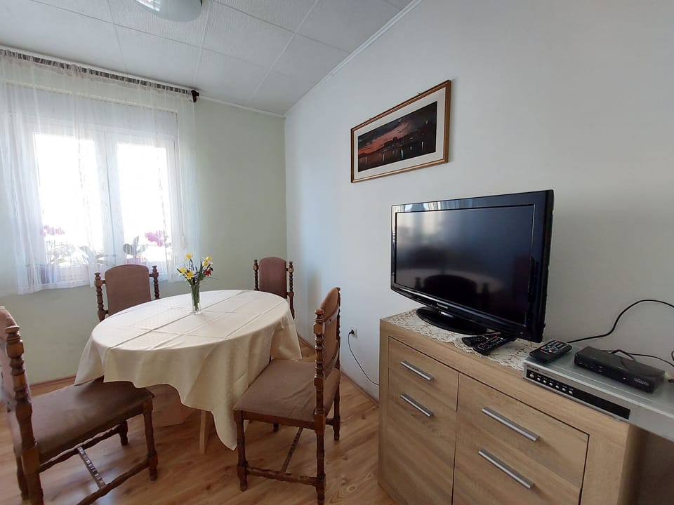 Apartment (A1) | Dining