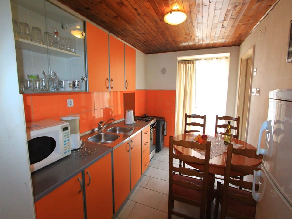 Apartment (A1) | Private kitchen | Fridge, microwave, oven, stovetop