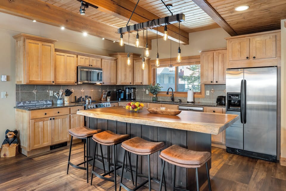 Seating for four at the breakfast bar