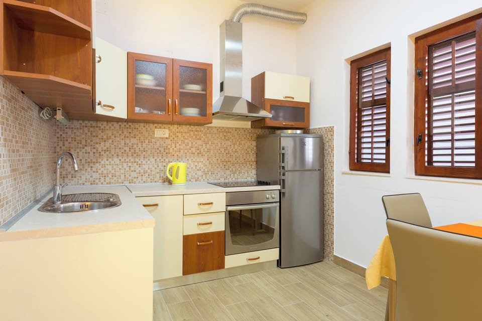 Studio (A1) | Private kitchen | Fridge, oven, stovetop, electric kettle