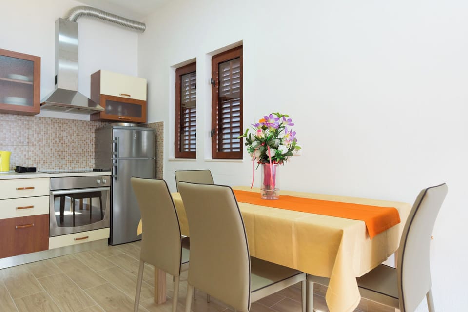 Studio (A1) | Private kitchen | Fridge, oven, stovetop, electric kettle